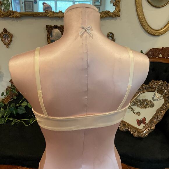 Vintage Victoria's Secret Gold Tag Embroidered Lace Semi-Sheer Bra Size 36B - Picture 3 of 4